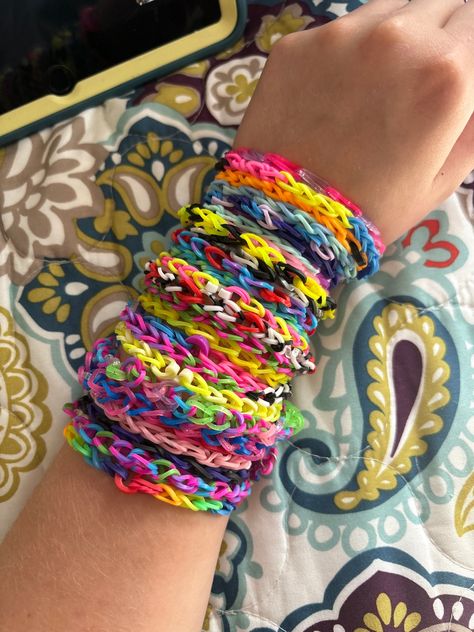 26 rubber bands =-) Everybody Always, Rainbow Loom Patterns, Rainbow Loom Designs, Loom Designs, Band Bracelets, Volunteer Projects, Rubber Band Bracelet, Rainbow Loom, Band Bracelet