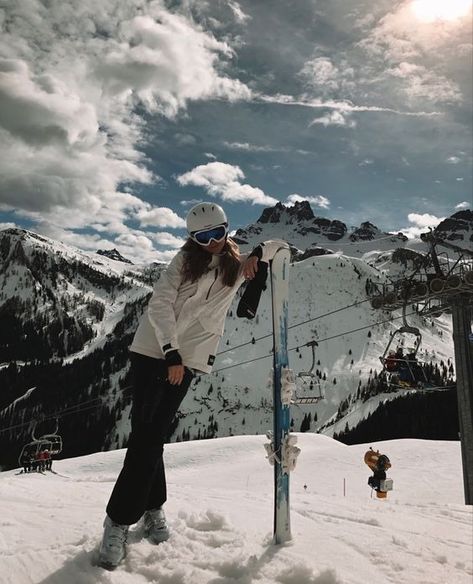 Cool Ski Pictures, Skiing Poses Pictures, Ski Photoshoot Ideas, Ski Pics Instagram, Ski Photo Ideas Instagram, Ski Trip Photo Ideas, Ski Poses Photo Ideas, Skiing Photo Ideas, Skiing Poses