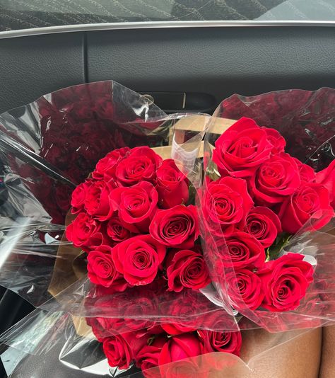 A Dozen Roses, Dozen Red Roses, Dozen Roses, Rosé Aesthetic, 2024 Vision, 18th Birthday, Dream Life, Red Roses, Vision Board