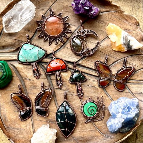 Wire Mushroom, Wire Wrapping Beads, Mushroom Designs, Diy Pendants, Wire Jewelry Patterns, Wire Wrapped Stone Jewelry, Wire Wrap Jewelry Designs, Mushroom Jewelry, Wire Wrapped Jewelry Diy