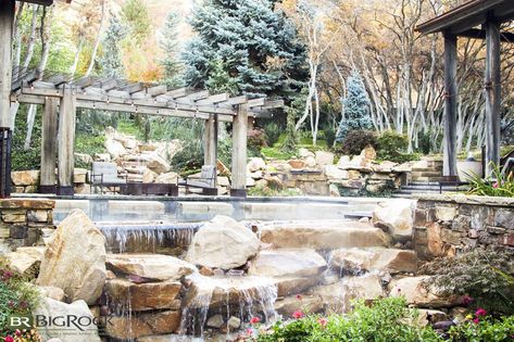 Mountain Style Landscaping: How To Create A Natural Look For Your Home - Big Rock Landscaping Garden With Stones, Diy Rock Landscaping Ideas, Black Rock Landscaping, Aesthetics Landscape, Pebble Landscaping, River Rock Landscaping Ideas, Log Cabin Exterior, Low Water Plants, Rock Landscape