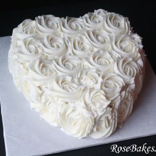 Rose heart Buttercream Roses Cake, Ombre Buttercream, Ideas Casamiento, Buttercream Rose Cake, Heart Shaped Wedding Cakes, Roses Cake, Heart Wedding Cakes, Buttercream Roses, Wedding Cake Roses