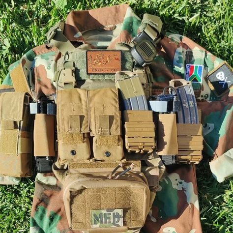 𝗙𝗶𝗿𝘀𝘁 𝗥𝗲𝗰𝗼𝗻 on Instagram: "This is the current iteration of my plate carrier setup.  Enjoy the S2000 posting. Raid mod by @hubcityoutdoors  Cool patches from @marauder_threadworks @_144.1  I get a lot of my pouches and other gear from @venture_surplus. Probably the best place to buy milsurp.   The carrier is not agile or great for long movements. This rig was put together thinking; static security/home defense. Take your pick of the opfor. My favorite choice is Powder Gangers.  Have a good Sunday boys,   🏴‍☠️🇺🇸  #larp #roleplay #gear #kit" Plate Carrier Setup, Military Loadout, Plate Carrier Vest, Tac Gear, My Plate, Kit Ideas, Plate Carrier, Chest Rig, Cool Patches