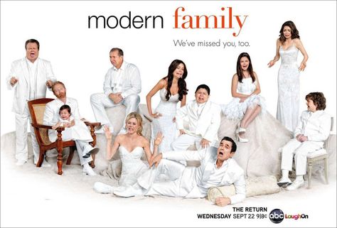 Modern Family - Season 2 - Promotional Poster (HQ) | Spoilers Modern Family Season 2, Tv Show Logos, Brooklyn 9 9, Funny Shows, Sarah Jane, News Website, Best Tv Shows, Modern Family, Music Tv