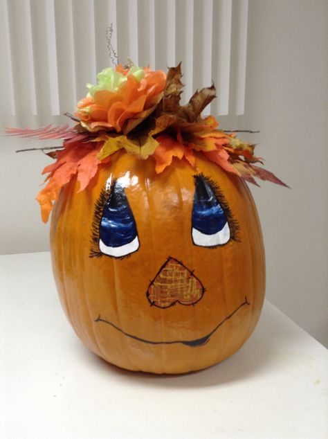 Cute painted pumpkin !! <3 Crumbed Fish, Halloween Pumpkin Painting Ideas, Pumpkin Face Paint, Halloween Pumpkin Painting, Painted Pumpkin Ideas, Gourd Ideas, Traditional Halloween, Pumpkin Painting Ideas, Carving Pumpkins