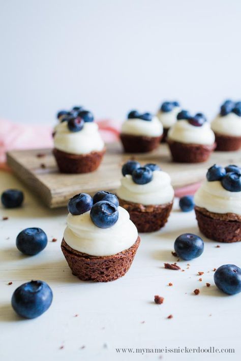 Mini Blueberry Brownie Bites ... the perfect little dessert recipe! | mynameissnickerdoodle.com Blondies Bars, Brownies Bites, Dessert Treats, Cheese Brownies, Cream Cheese Brownies, Mini Brownies, Berry Dessert, Blueberry Cream Cheese, Dessert Aux Fruits