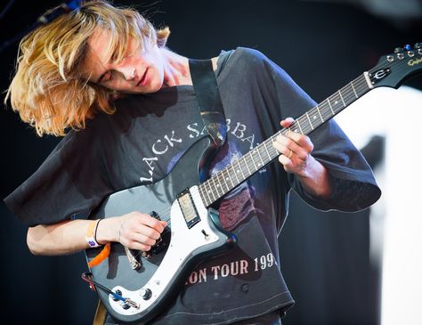 Zachary Cole Smith - DIIV | Epiphone Wilshire Zachary Cole Smith, Epiphone Wilshire, Real Men, Real Man, Guitarist, Musical Instruments, Rocker, Musical, Guitar