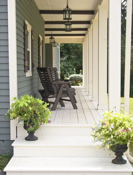 Pretty porch Porch With Side Steps, Front Porch Side Steps, Front Porch With Side Steps, Farm Porch, Farmers Porch, Wood Porch, Porch Paint, Cottage Porch, Porch Remodel