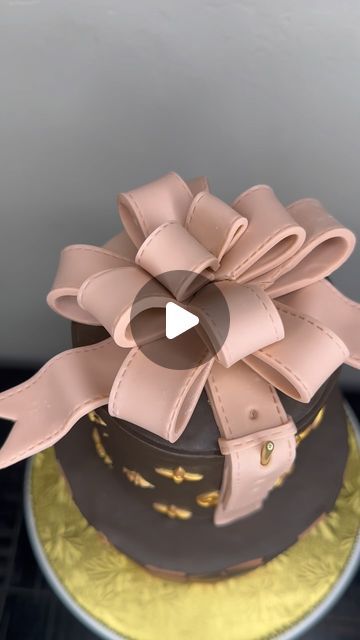 How To Make A Fondant Bow, Fondant Bow Tutorial, Gift Box Cakes, Fondant Bow, Purse Cake, Bow Cakes, Bow Tutorial, Gift Bows, Cake Toppings