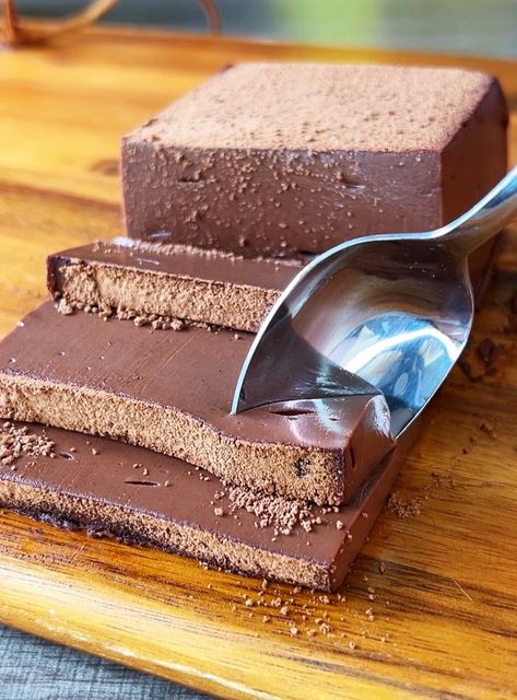 Chocolate Mousse Cake No Bake Chocolate Mousse Cake, Cake With Gelatin, Chocolate Mousse Cake Recipe, Strawberry Mochi, Mousse Cake Recipe, Chocolate Mousse Recipe, Cake Mixture, Chocolate Mousse Cake, Mousse Recipes