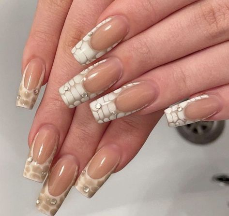 Snake Print Nails Tutorial, Nail Snake Design, Nails Snake Design, White Snake Nails, Snake Design Nails, Snake Skin Nails Designs, Snake Nails Designs, Reptile Nails, Snake Print Nails