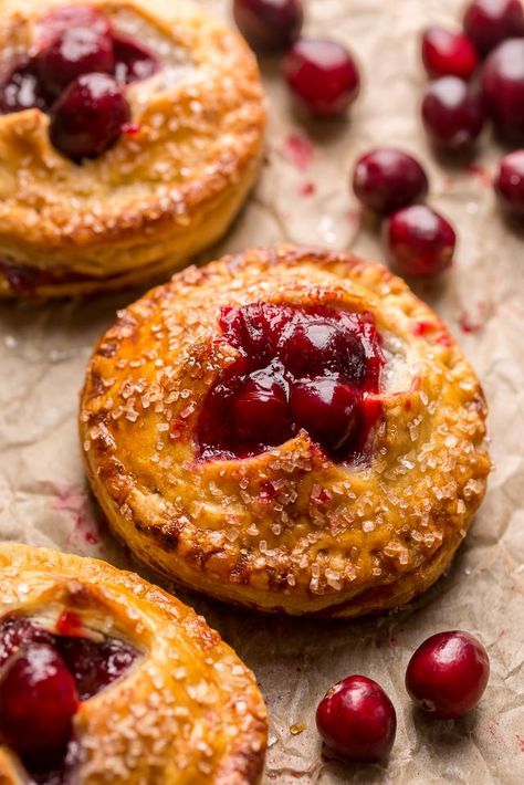 Cranberry Hand Pies, Christmas Hand Pies, Cranberry Tart Recipe, Pie Turnovers, Cherry Hand Pies Recipes, Ez Recipes, Christmas Pies, Cranberry Filling, Fresh Cranberry Recipes