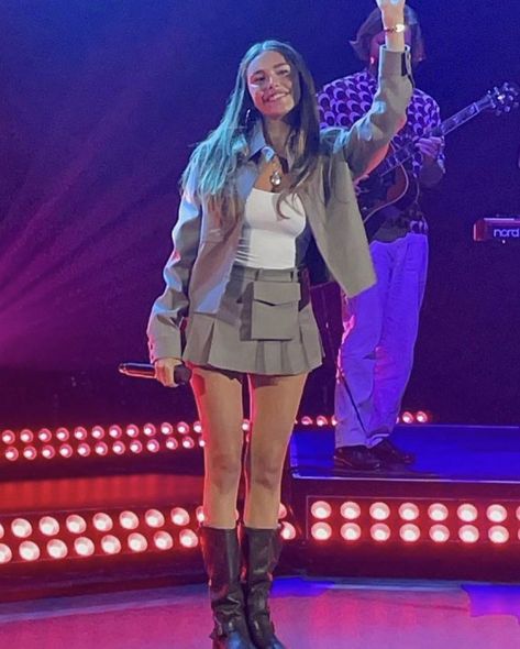 Madison Beer Performance, Madison Beer Inspired Outfits, Madison Beer On Stage, Madison Beer Performance Outfits, Madison Beer Concert Outfit Inspiration, Madison Beer White Dress, Madison Beer Stage Outfits, Madison Beer Stage, Concert Performance Outfits Singers