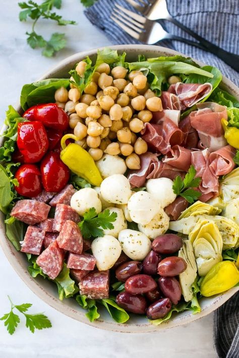 Antipasto salad made with salami, peppers, prosciutto, chickpeas and mozzarella. Salad Salami, Salad Antipasto, Antipasto Recipe, Italian Salads, Antipasto Salad Recipe, Best Summer Salads, Italian Antipasto, Antipasto Salad, Recipe Italian