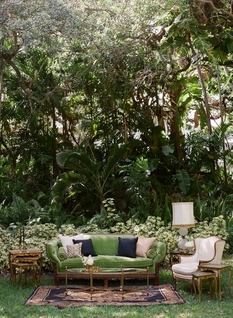 This Moody Secret Garden Wedding Inspiration from Gianny Campos features a green, gold and black color palette. Outdoor Wedding Furniture, Wedding Ethereal, Wedding Reception Cocktail Hour, Wedding Lounge Area, Villa Woodbine, Secret Garden Parties, Wedding Lounge, Secret Garden Wedding, Wedding Furniture