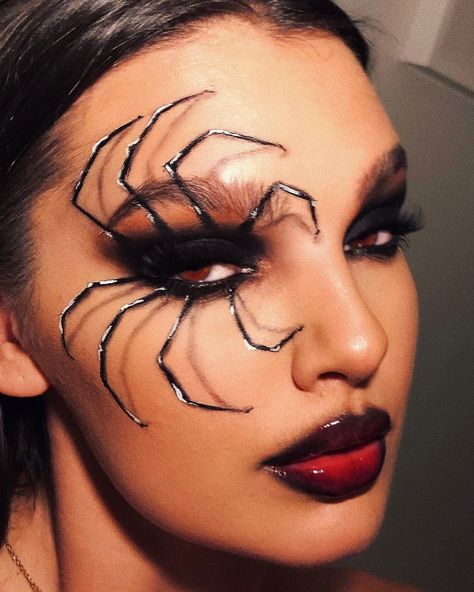 @glamouruk shared a photo on Instagram: “Creepy but cute 🕷. Spooky szn is fast approaching, click the link in bio for more Halloween makeup inspo (even if you’re just staying…” • Oct 27, 2020 at 8:00pm UTC Halloween Spider Makeup Looks, Arachne Costume, Good Vs Evil Makeup, Black Angel Makeup Halloween, Spider Gwen Makeup, Spider Make Up, Spiderman Makeup Looks, Simple Halloween Looks, Scary Vampire Makeup