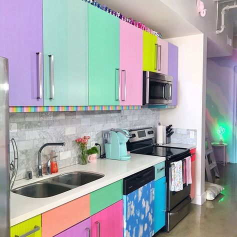 This Magical Apartment Looks Like It Came Out Of a Unicorn Heaven - CheezCake - Parenting | Relationships | Food | Lifestyle Rainbow Kitchen, Colorful Kitchen Decor, Rainbow House, Diy Kitchen Backsplash, Colorful Apartment, Diy Backsplash, Apartment Kitchen, Kitchen Colors, Diy Kitchen