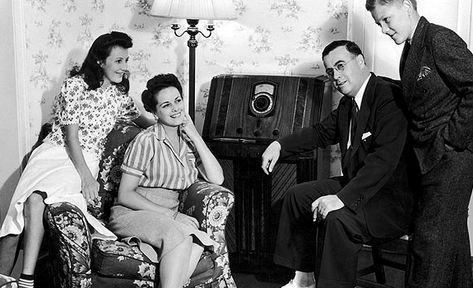 Families sitting around the radio. Must have sparked many a imagination. 40s Music, 1940s Music, Golden Age Of Radio, Greatest Generation, Radio Vintage, Vintage Radios, Large Crowd, Antique Radio, Old Radios