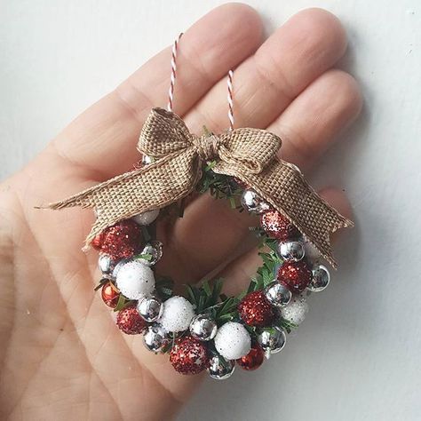 Curtain Rings Crafts, Miniature Christmas Decorations, Miniature Wreath, Christmas Booth, Homemade Christmas Decorations, Mini Wreaths, Navidad Diy, Handmade Christmas Decorations, Christmas Ornaments Homemade