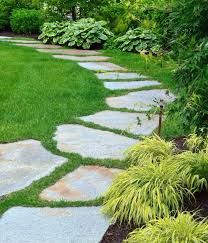 18 Amazing Stepping Stone Ideas for your Garden Stepping Stone Pathway, Backyard Crafts, Stepping Stone Walkways, England Garden, New England Garden, Garden Pavers, Patio Design Ideas, Backyard Walkway, Bluestone Patio