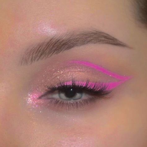 Barbie Eyeliner Ideas, Barbie Eyeliner, Pink Liner Eye Makeup, Barbie Eye Makeup, Barbiecore Makeup, Pink Eyeliner Makeup, Make Up Barbie, Pink Graphic Liner, Barbiecore Nails