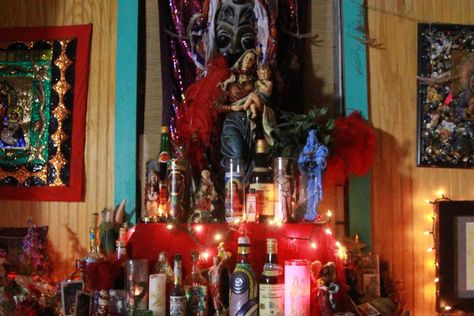 Sallie Ann Glassman, soul to the spirits, is a long-time New Orleans priestess. Voodoo Halloween, Voodoo Art, Dia De Los Muertos Decorations Ideas, Baron Samedi, New Orleans Voodoo, Voodoo Hoodoo, New Orleans Art, Voodoo Spells, Mystical Art