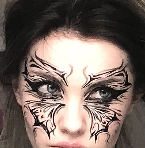 Face Art Makeup Butterfly, Goth Butterfly Makeup, Eyeliner Face Art, Goth Eyeliner Designs, Eyeliner Looks Goth, Eyeliner Butterfly, Makeup Art Face, Crazy Eyeliner, Butterfly Makeup Look