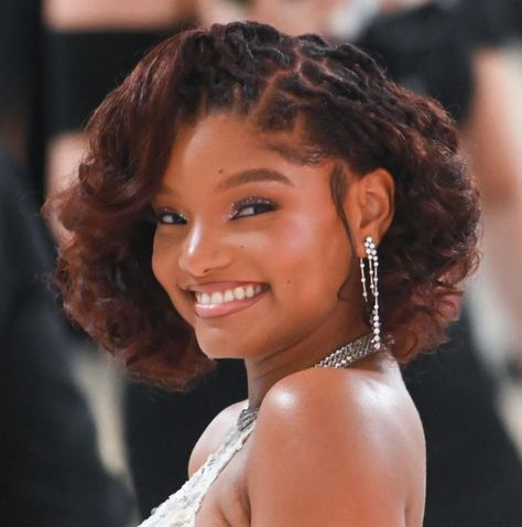 #HalleBailey Chole Bailey Loc Styles, Halle Bailey Hairstyles, Chloe Bailey Hair, Halle Bailey Locs, Loc Baddie, Halle Bailey Hair, Halle Aesthetic, Met Gala Hair, Hair Theory