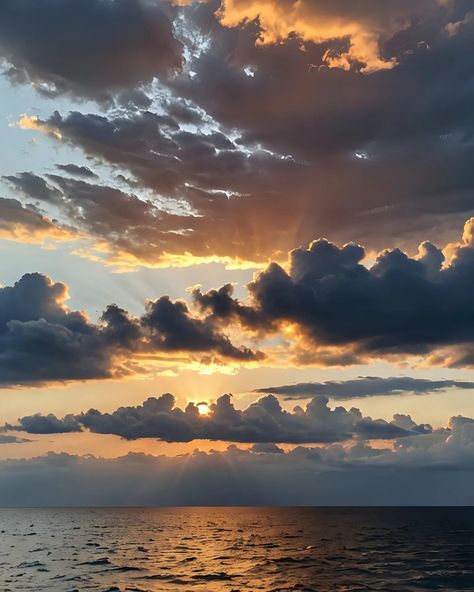 Sky Environment, Mom Painting, Pretty Skies, Sea Photography, Sea Sunset, Sky Sea, Beach Rocks, Sunset Lover, Storm Clouds