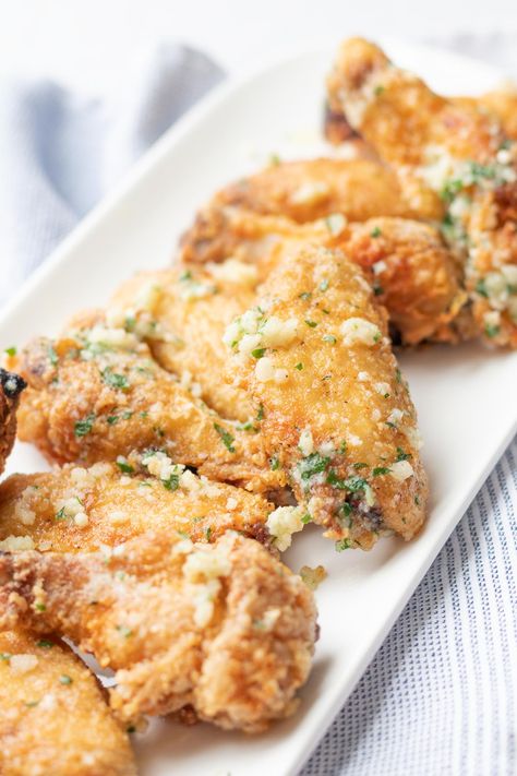 Wings Airfryer, Baked Garlic Parmesan Chicken Wings, Garlic Parm Wings, Airfryer Keto, Parmesan Wings Recipe, Parmesan Wing Sauce, Baked Garlic Parmesan Chicken, Garlic Wings, Air Fryer Garlic