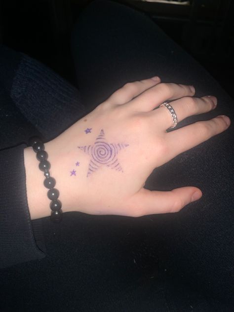 Hand with a drawing of a star, made of a spiral, on it Ideas For Drawing On Hand, Star Hand Doodles, Cool Tattoos To Draw On Yourself Easy, Patterns To Draw On Your Hand, Arm Doodle Tattoos, Star With Spiral, Star Hand Drawing, Gel Pen Tattoo Ideas, Mini Hand Drawing