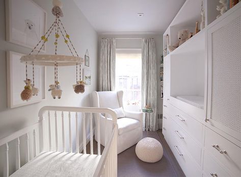 Short On Space? This NYC Nursery Is The Ultimate Inspiration Nyc Nursery, Nursery Ideas Neutral Small, Small Nursery Ideas, Small Room Nursery, Small Crib, Brown Nursery, Round Cribs, Nursery Layout, Tiny Nursery