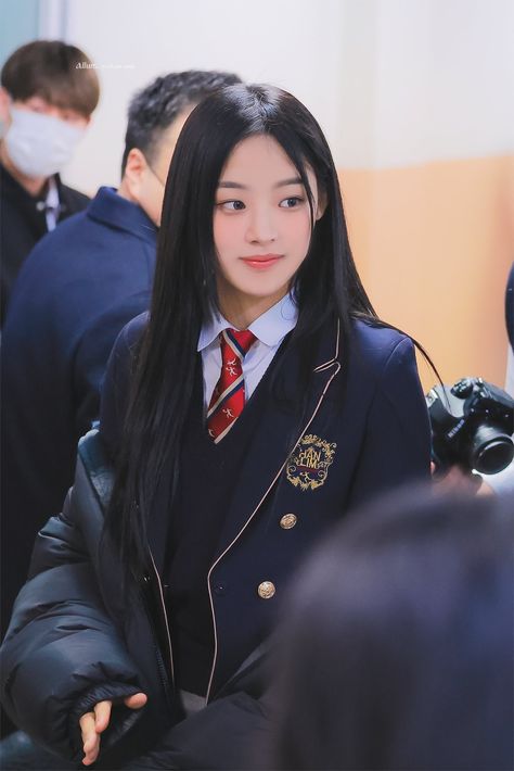 Nwjns Danielle, Art School Aesthetic, High School Uniform, Minji Newjeans, Korean Picture, School Uniform Outfits, New Jeans Style, K Pop Star, X Reader