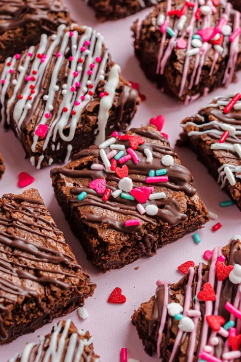 Valentine’s Day Brownie Ideas, Brownies For Valentines Day, Brownie Valentine Ideas, Valentines Brownies Ideas, Valentine’s Day Brownies, Brownies Decoration Ideas, Valentine's Brownies, Decorating Brownies, Brownie Decoration