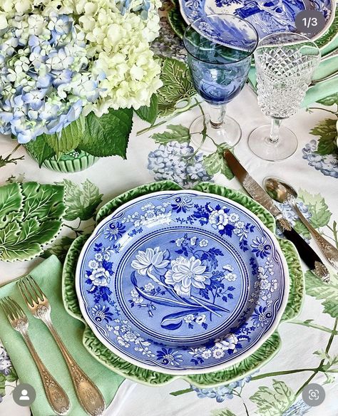 Green Blue Decor, Hydrangea Season, Dining Room Table Settings, Pretty Table Settings, Blue Patio, Table Setting Inspiration, Majolica Pottery, Blue White Decor, Table Setting Decor