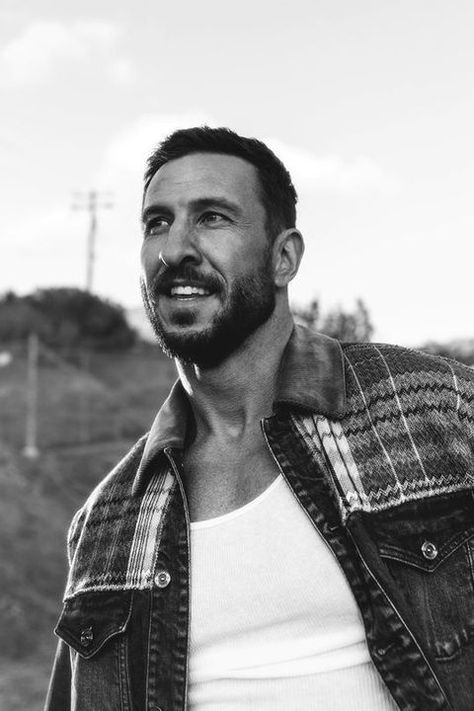 Pablo Schreiber Mad Sweeney, Mad Sweeney, Pablo Schreiber, American Gods, Muscular Men, Hollywood Actor, Tv Programmes, Character Aesthetic, Man Crush