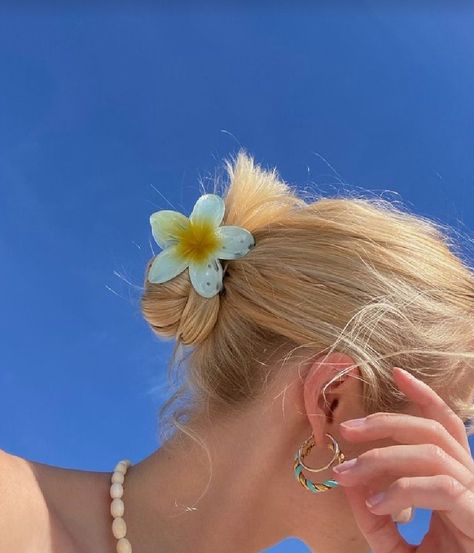 Hawaiian Flower Hair, Simple Updo, Floral Hair Clip, Floral Accessories Hair, Hair Clamps, Clip Hairstyles, Modern Hairstyles, Flower Clip, Flower Hair Clips