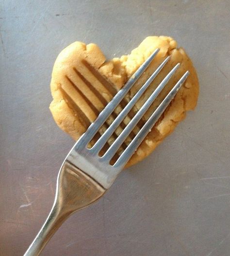 Heart Shaped Peanut Butter Cookies Valentine's Day Treats, Valentines Baking, Cookie Brownie Bars, Valentine Desserts, Heart Shaped Cookies, Kinds Of Cookies, Peanut Butter Cookie Recipe, Valentines Day Treats, Valentines Food