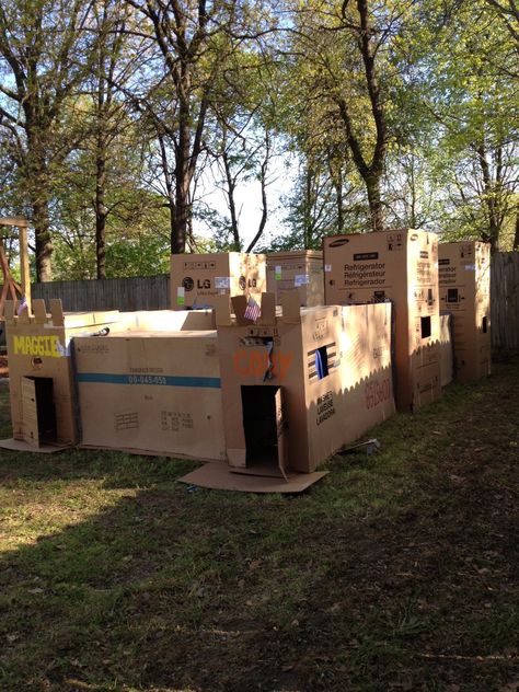 Cardboard Box Maze Diy, Giant Cardboard Box Ideas, Backyard Maze Diy, Diy Backyard Halloween Maze, Box Fort Ideas, Maze Birthday Party, Cardboard Tunnel, Box Forts, Cardboard Maze