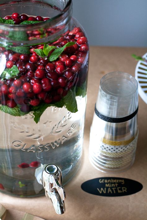 Infuse a jug of water with mint and cranberry, it’s a refreshing alternative to sugary drinks! Alternative Thanksgiving, Jug Of Water, Roast Beef Sandwich, Drinking Enough Water, Not Drinking Enough Water, Mint Water, Biscuit Sandwich, Sandwich Bar, Healthy Holiday Recipes