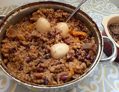 A Cholent Craze in Secular Tel Aviv | Hadassah Magazine Cholent Recipe, Shabbos Recipes, Shabbat Meals, Work Lunch Recipes, Veggie Dinners, Jewish Holiday Recipes, Shabbat Dinner, Mumbai Street Food, Savory Foods