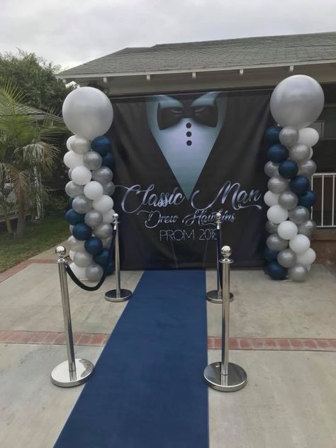 Birthday Backdrop Ideas For Men Diy, Mens Birthday Party Centerpieces, 65th Birthday Party Ideas, Mens Birthday Party Decorations, Prom Balloons, Backdrop Board, Prom Backdrops, Party Balloons Diy, 18th Birthday Decorations