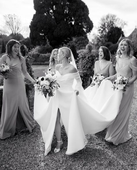 Bridesmaid Pics, Bridal Party Photoshoot, Off Shoulder Wedding Dresses, Wedding Photography Shot List, Bride And Bridesmaid Pictures, Wedding Photography Detail Shots, Wedding Group Photos, Bridesmaid Poses, Bridesmaid Pictures