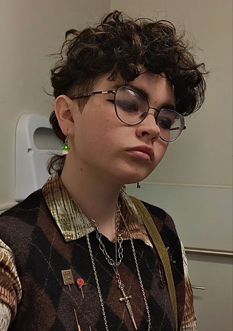 Fauxhawk Mullet, Queer Alt Fashion, Nonbinary Hair Short, Nonbinary Haircuts, Enby Hair, Queer Haircut, Nonbinary Hair, Work Hair, Portrait References