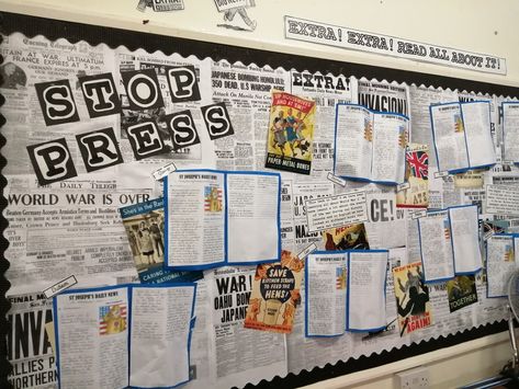 Newspaper Classroom Theme, Scrapbook Bulletin Board Ideas, Y2k Bulletin Board, Wall Newspaper School Ideas, Wall Magazine Ideas School Collage, Wall Magazine Ideas School Aesthetic, Bulletin Board Layout, Newspaper Article Display, Wall Magazine Ideas School