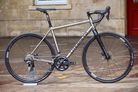 Titanium Road Bike, Kona Bikes, Bicycle Garage, Bike Commuting, Bicycle Paint Job, Simple Bike, Titanium Bike, Road Bicycle Bikes, Gravel Bikes