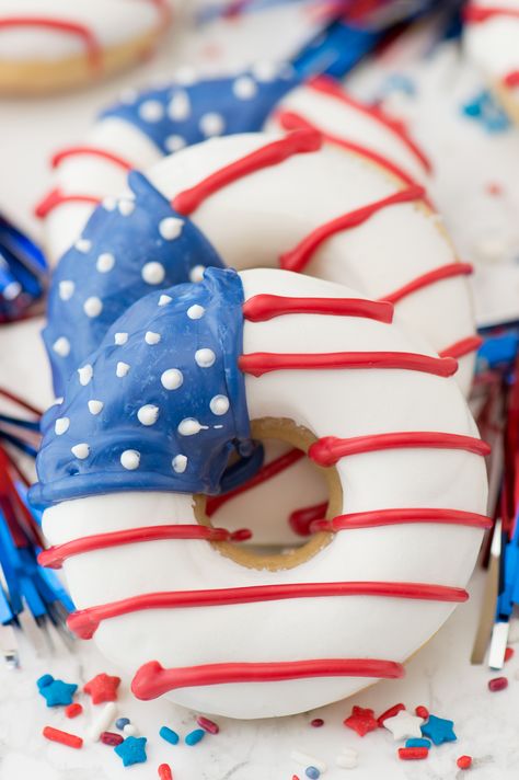 These are AMAZING for 4th of July - American Flag Donuts!! Memorial Day Desserts, Donut Decorating Ideas, Memorial Day Foods, Diy Donut, Blue Donuts, Patriotic Food, Patriotic Desserts, Donut Decorations, Blue Desserts