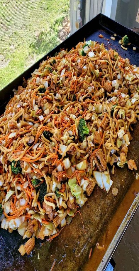 Blackstone Lomein Noodles, Lomein Recipes Blackstone, Blackstone Dinner, Lo Mein Sauce, Air Fryer Pasta, Outdoor Griddle Recipes, Udon Stir Fry, Chicken Stir Fry With Noodles, Griddle Cooking Recipes