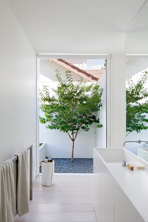 The Bourne Road Residence Frames the Outdoor Spaces - Design Milk Shower Area, Light Hardwood Floors, Interior Minimalista, Patio Interior, Interior Garden, Home Remodel, Local Design, Residential Architecture, White Interior