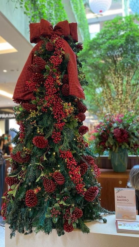 Christmas Trees With Red Decorations, Modern Christmas Decor Outdoor, Christmas Tree Pinecones, Xmas Outdoor Decorations, Red Christmas Tree Decorations, Christmas Tree With Pinecones, Berries Christmas Tree, Red And Green Christmas Decor, Red And Green Christmas Tree